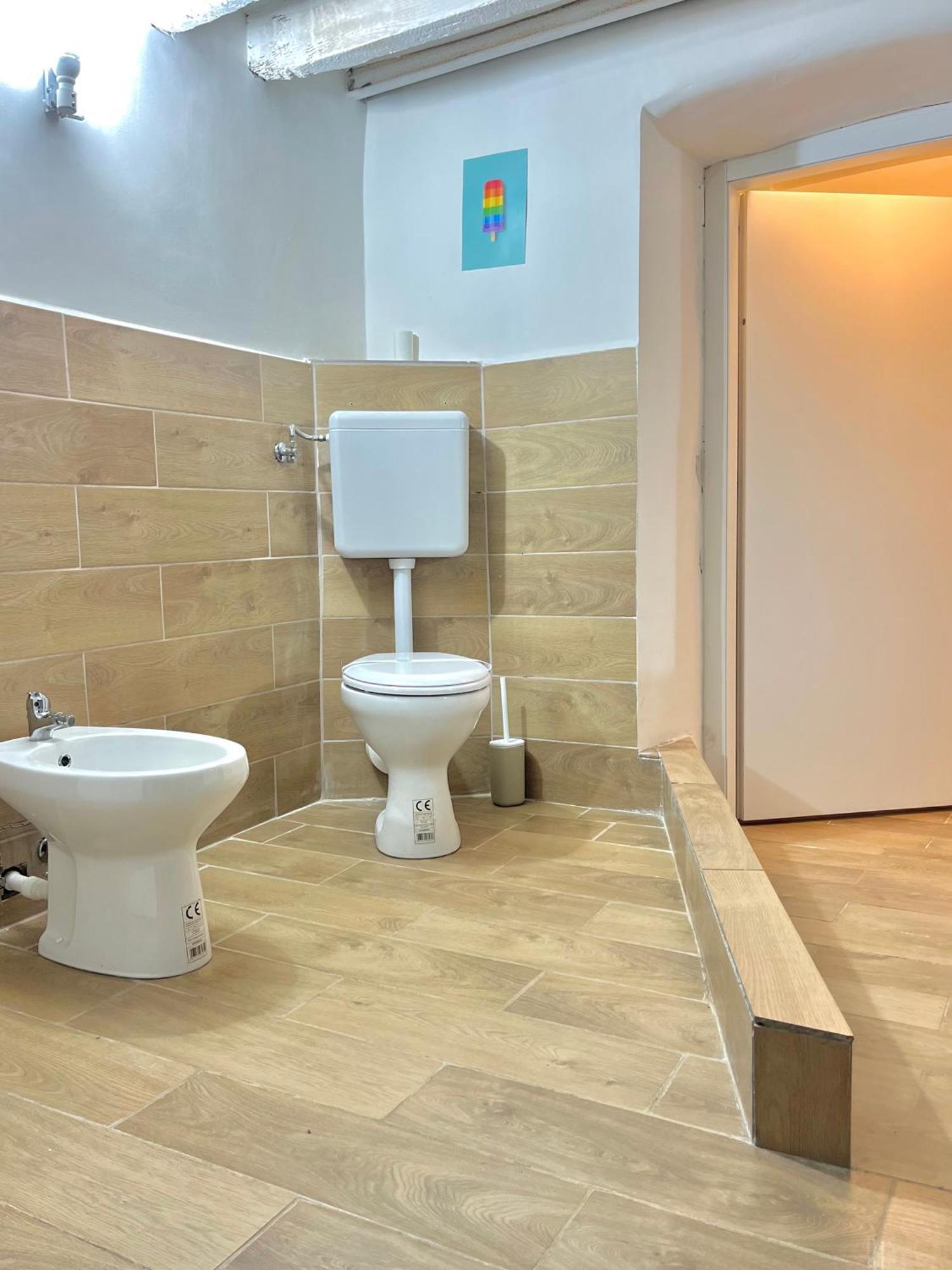 Genova Centro Affittacamere- Bagno In Comune Genoa Exterior photo