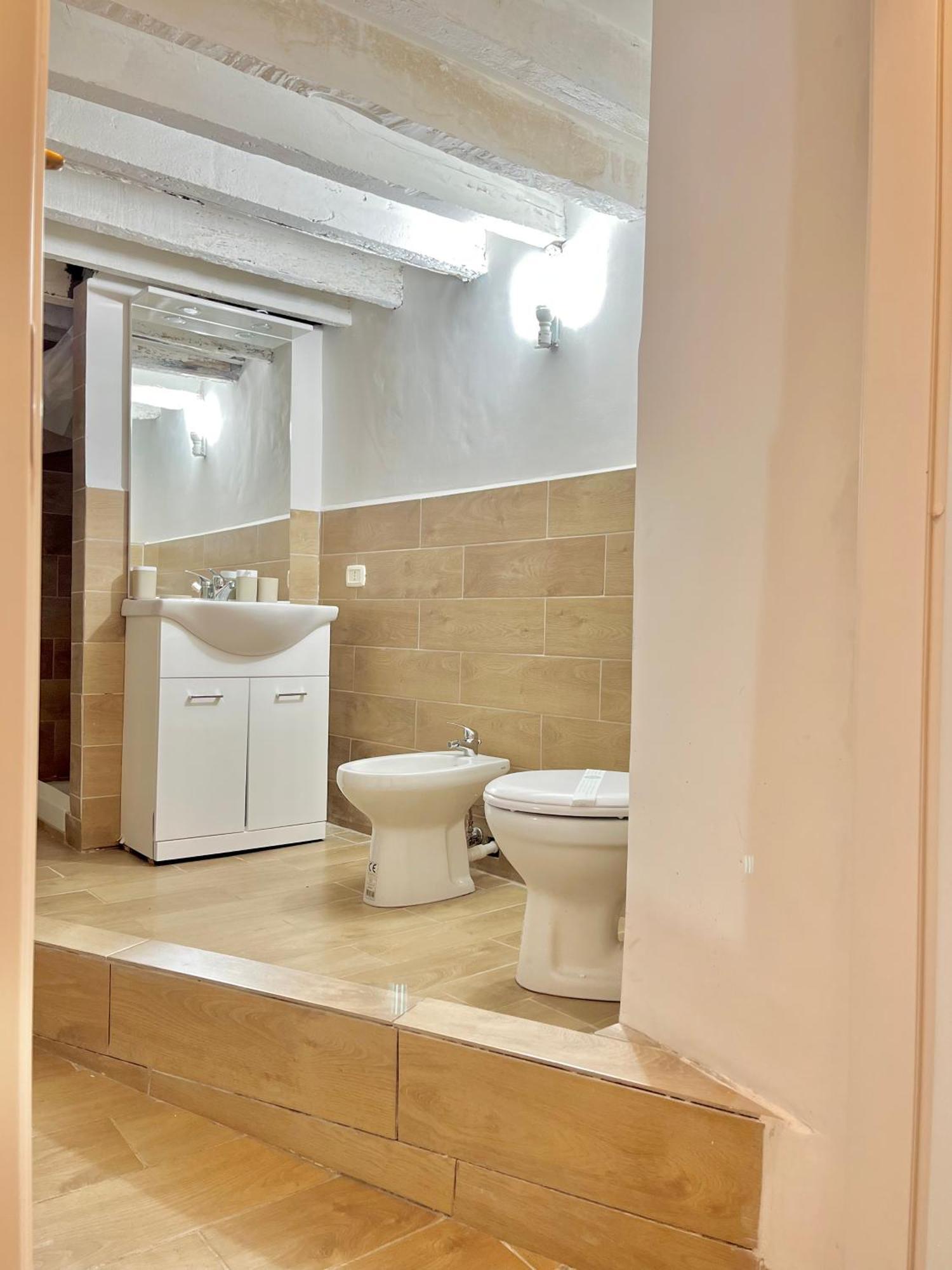 Genova Centro Affittacamere- Bagno In Comune Genoa Exterior photo