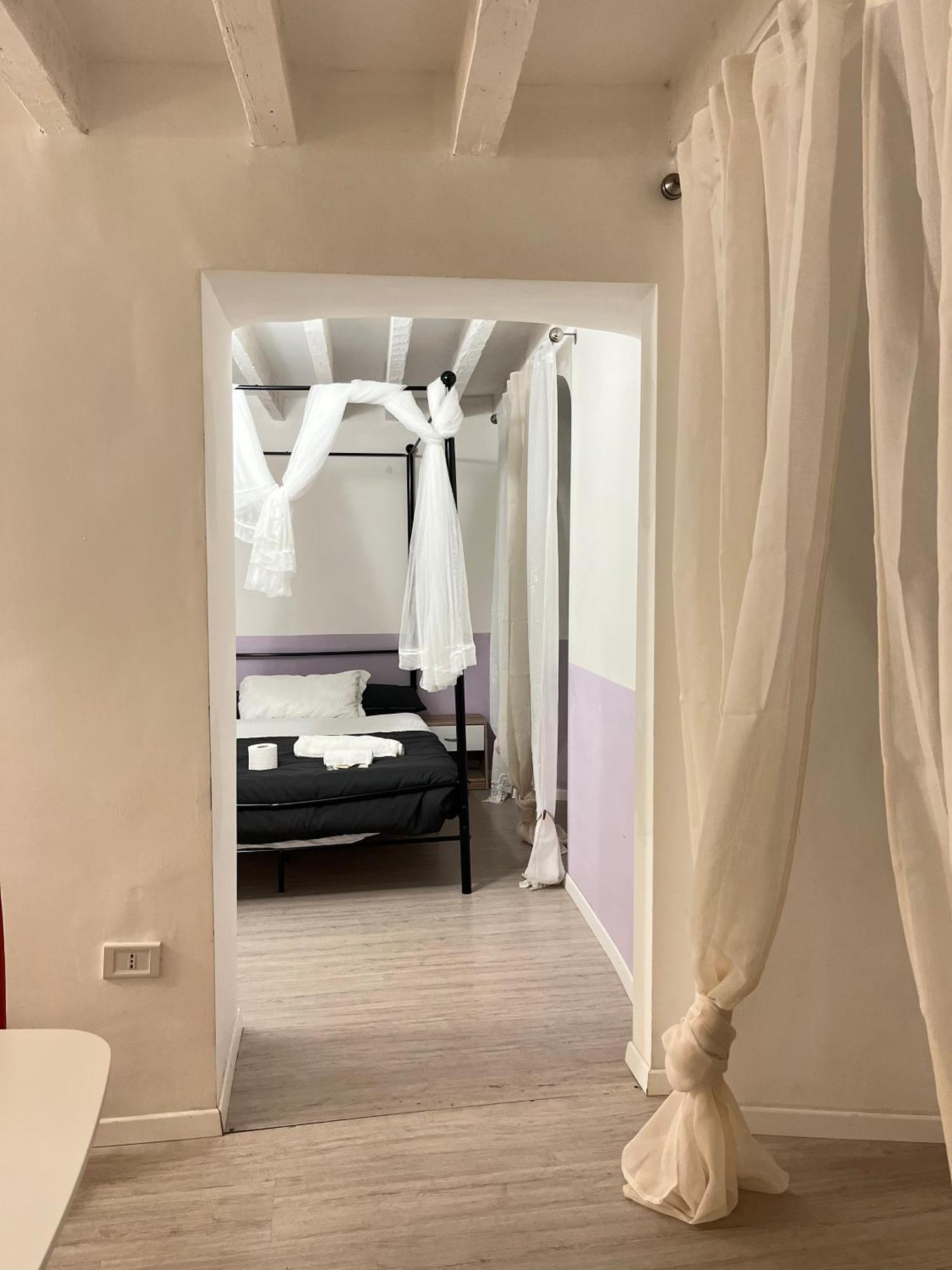 Genova Centro Affittacamere- Bagno In Comune Genoa Exterior photo