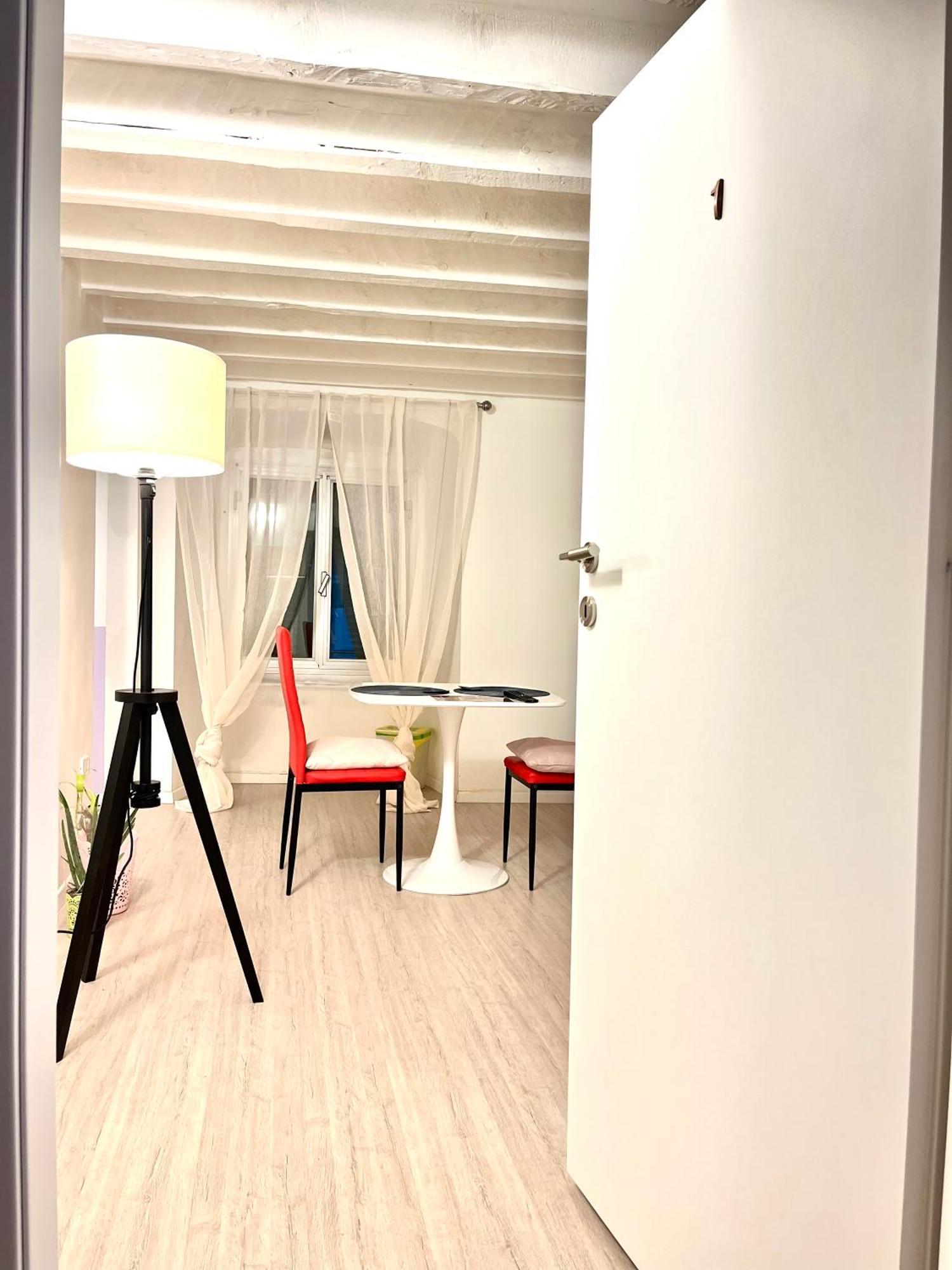 Genova Centro Affittacamere- Bagno In Comune Genoa Exterior photo